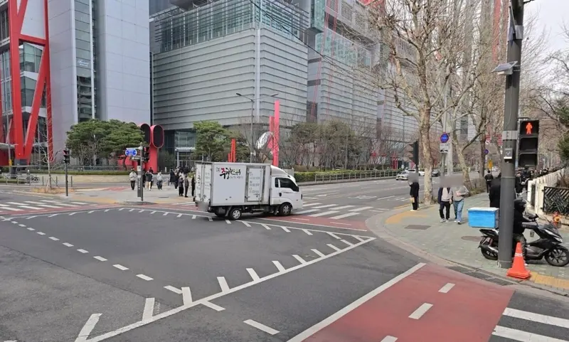 Turn right here, at Gongjak Apartments (공작아파트).