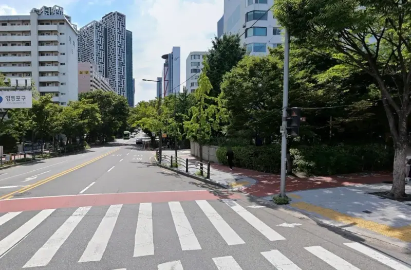 Head straight toward Seoul Apartments (서울아파트).